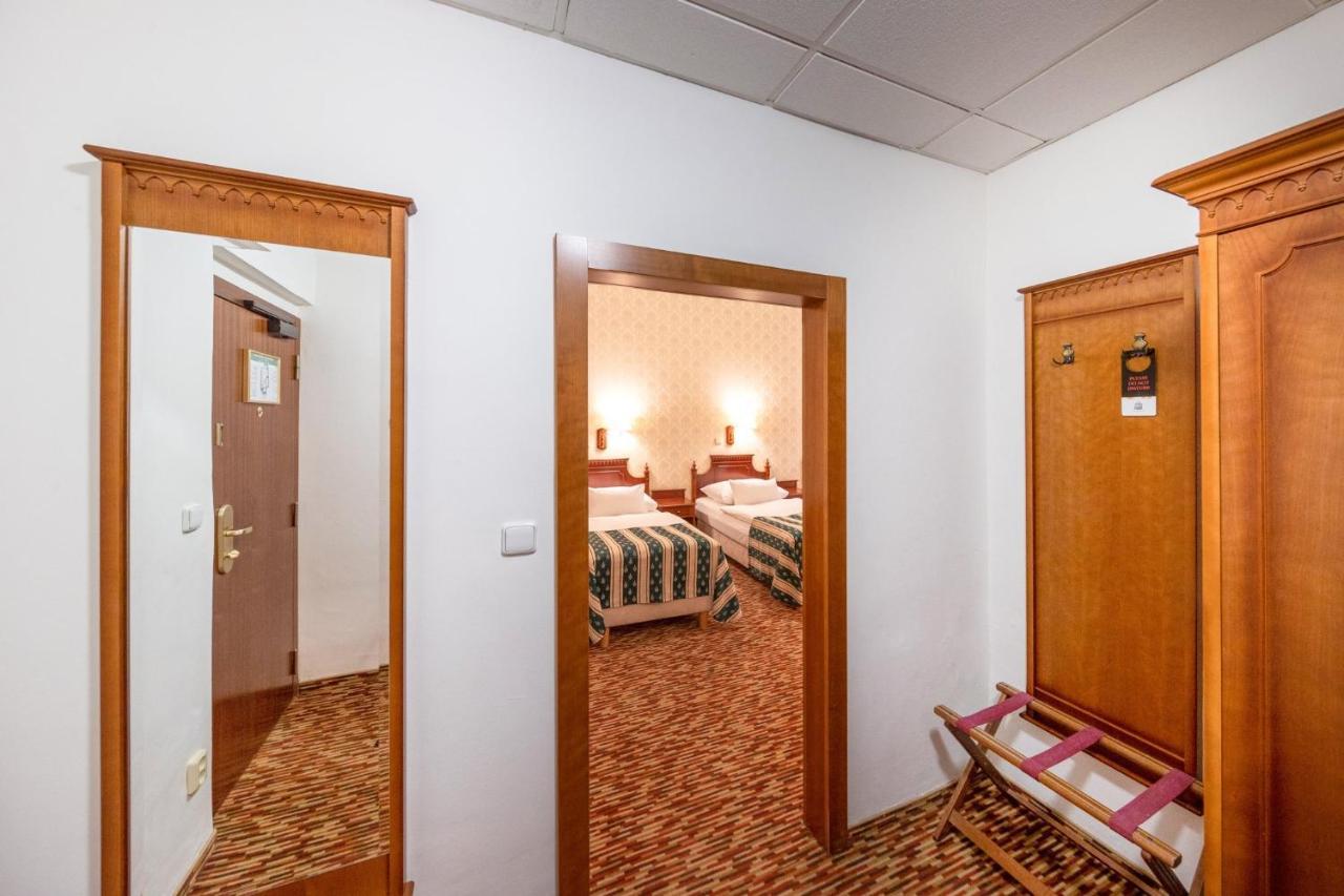 Doppel- oder Zweibettzimmer